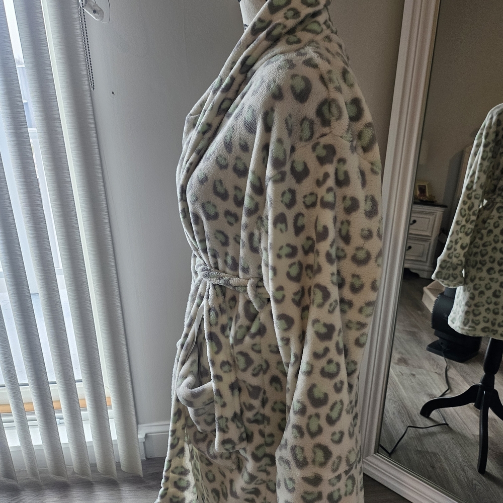 Leopard Print Fleece Robe - Picture 2 of 3